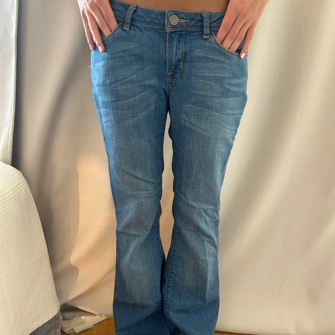 Blå bootcut jeans  - 2