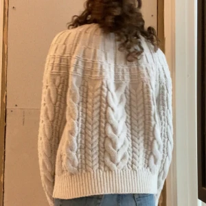 Stickad tröja - Jag säljer min vita chunky tröja från lindex, perfekt att slänga på sig när det är kallt ute. Kontakta mig gärna om du undrar något💕
