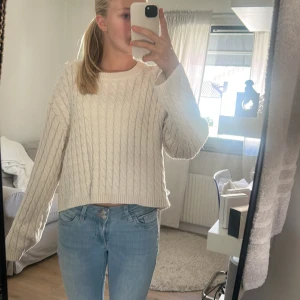 Beige stickad kabeltröja - Stickad tröja från H&M, perfekt nu till hösten!