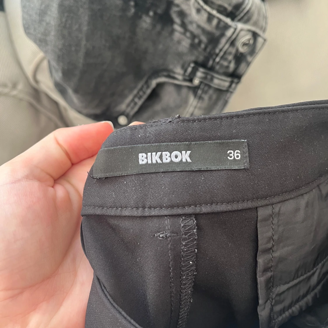 Svarta kostymbyxor från BikBok - 2