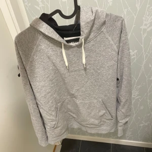 Our legacy hoodie - Skön our legacy hoodie som blivit för liten! Köpt för 3000 kr! Använt en del men skulle säga att den är i mycket bra skick! Storlek 48 motsvarar S, 