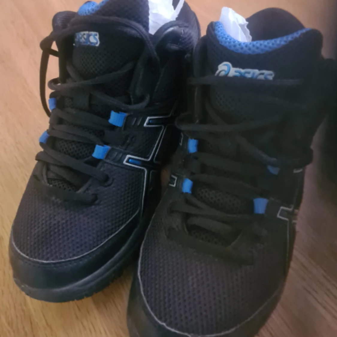 Svarta Asics sneakers med blå detaljer - 3