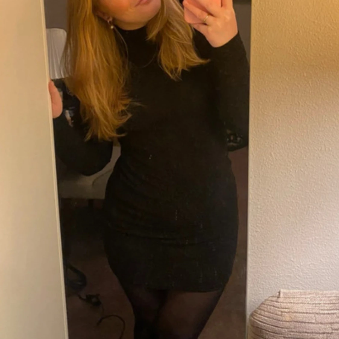 Svart glittrig kortklänning från NA-KD