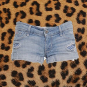 Hollister shorts - Hollister shorts med fina fickor med hjärtan på! Stl w25 som är typ S! 🐆🍒❣️