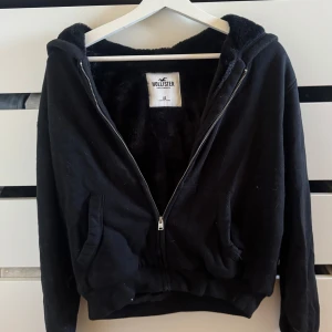 Svart mjuk  zip up hoodie hollister  - Svart mjuk zip up hoodie ifrån Hollister i storlek XS!