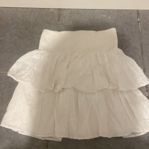 Vit volang kjol  - Super söt vit volang kjol!🥥