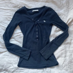 Tröja - Långärmad Abercrombie and fitch tröja. Köpt på Vinted men har inte använt den så mycket själv så väldigt fint skick