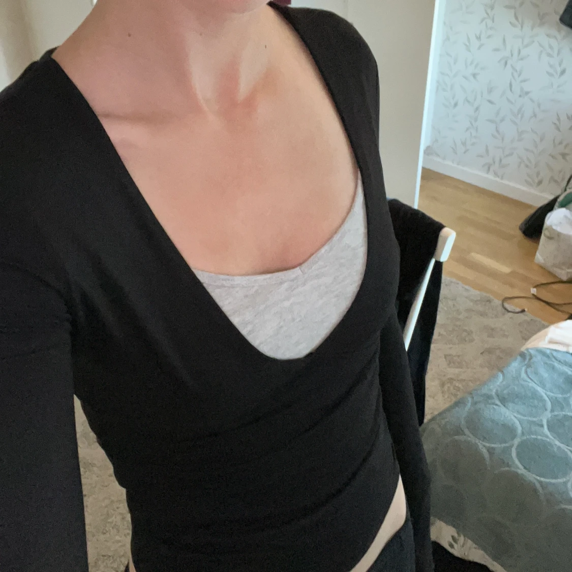 Svart v-ringad långärmad topp Gina Tricot - 1