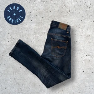 Nudie jeans - Riktigt snygga Nudie jeans med grym passform och slitningar. Modellen på bilden är 183cm. Skriv vid funderingar💬