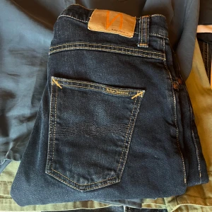 Nudie jeans  - Svin goa brallor, aldrig använda pga att de va för små. Måttet är W29 L34 men skulle säga att de sitter som W30 L32!!