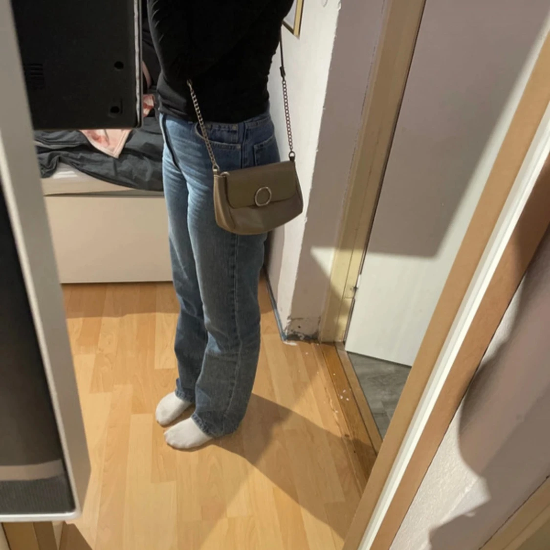 Beige axelväska med kedjerem - 1