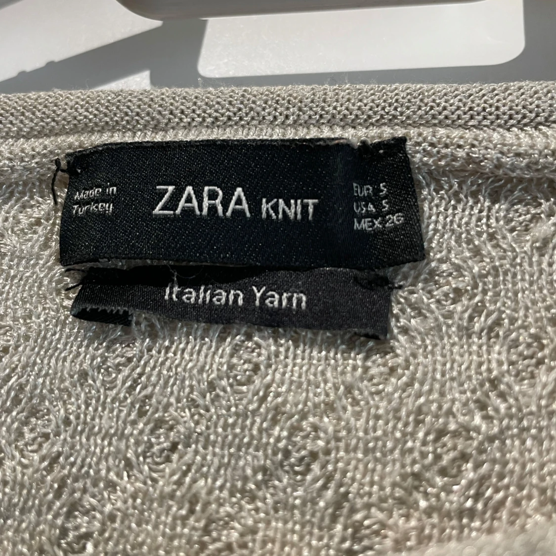 Beige stickad kofta med volang från Zara - 2