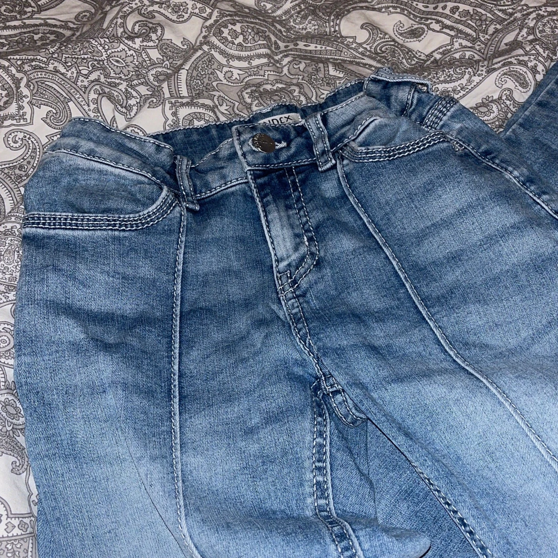 Blå jeans med detaljerade bakfickor - 1