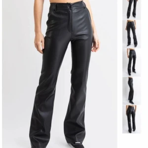 Svarta bootcut skinn byxor  - Snygga svarta byxor i skinnimitation med hög midja. Köpta från madlady men har utgått. Säljer pågrund av de har blivit för stora. Använda fåtal gånger men fortfarande mycket gott skick. Skicka gärna privat för mer bilder. :Storelk-S :Längd-Tall. Passar även M då dom är stretchiga. 