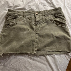 grön vintage lågmidjad jeanskjol! - coolaste jeanskjolen med nitar!!💚💚💚