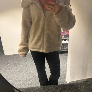Beige teddy jacka  - Super fin och skön teddy jacka från name it och passar storlek XS❤️ använd några gånger och har någon fläck men ska självklart tvättas innan den skickas ❤️