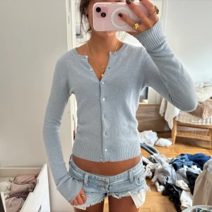 Kashmir kofta  - Supersöt ljusblå kashmir kofta!  2 knappar saknas men som man ser tänker man inte så mkt på de, ifall man vill så kan man sy dit två knappar💗Skriv för fler frågor eller bilder💕