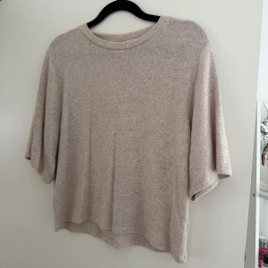 Stickad t-shirt från Nelly  - Väldigt skönt material, använd en gång. Storlek xs 