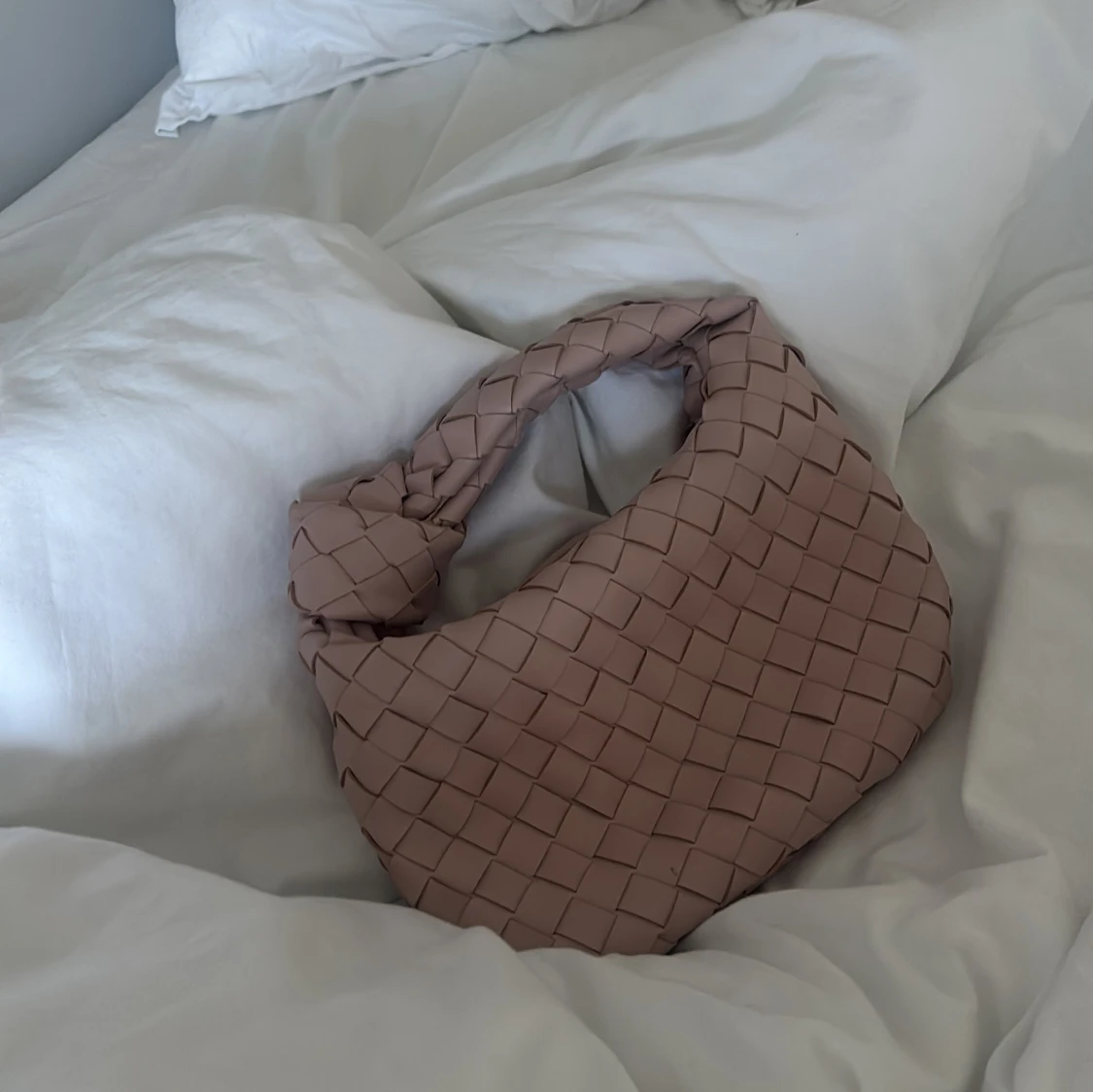 Beige flätad axelväska i skinn