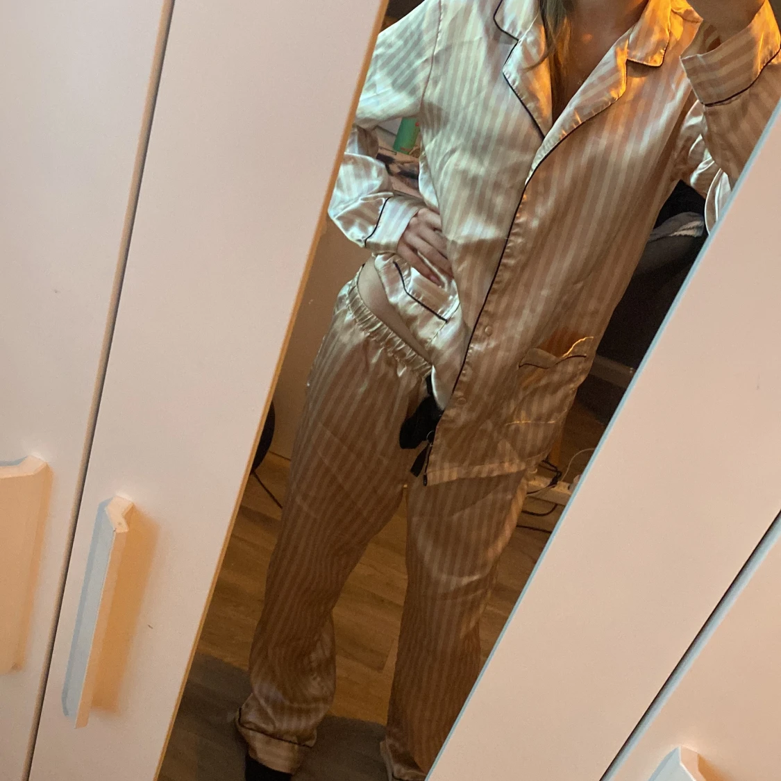 Champagnefärgad randig pyjamas KappAhl