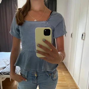 Ljusblå denim topp - Supersöt sommar blus i jeans med puffärmar