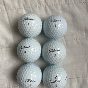 6 st titleist Pro v1 golfbollar - 6 st Titleist Pro v1 golfbollar i mycket bra skick. Två stycken av dom är Pro v1x dom andra fyra är vanliga Pro v1. Perfekta för dig som vill dra ut på golfbanan! Passar både för nybörjare och erfarna golfare 🏌️