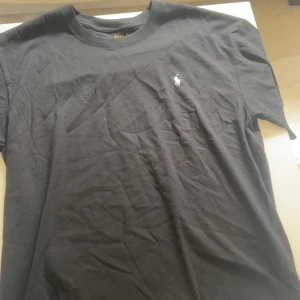 Svart t-shirt från Polo Ralph Lauren - Svart t-shirt från Polo Ralph Lauren Storlek M bra passform