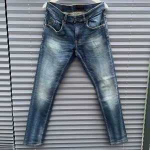 Tiger of Sweden jeans - Jeans från tiger och Sweden med riktigt nice tvätt och i väldigt bra skick. Storlek 34/34 men skulle säga att dom sitter lite tajtare än vad storleken säger. Kom dm vid minsta fråga eller fundering och kom gärna med bud!