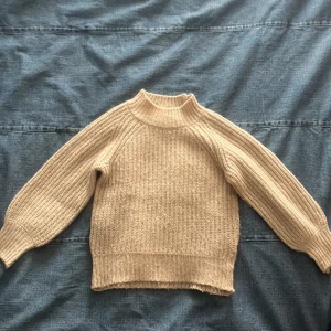Beige stickad tröja från 157 - Säljer en beige stickad tröja från lager 157, Tröjan har långärmade armar och en krage. Andvänd ett fåtal gånger och är i mycket bra skick! Perfekt för dig som gillar chill och enkel stil. Passar nu perfekt till hösten/vintern!