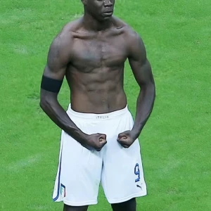 Vita fotbollsshorts från Puma - Säljer ett par vita fotbollsshorts från Puma med blå detaljer och Italiens landslagslogga på sidan. Shortsens midja är elastisk och har en klassisk sportig look, perfekt för dig som gillar att spela fotboll eller bara vill ha en cool stil.