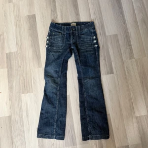 Jeans - Jeans från bunoh.q köpt från plick. Har själv aldrig använt och de är i bra skick, dock har en av knapparna gått sönder. Men om man vill kan man alltingen ta bort knapparna eller ersätta dem. Hitta inte storlek på byxorna men på mig sitter byxorna löst som vanligtvis har xs/s så kan tänka mig att byxorna är kanske s/m.