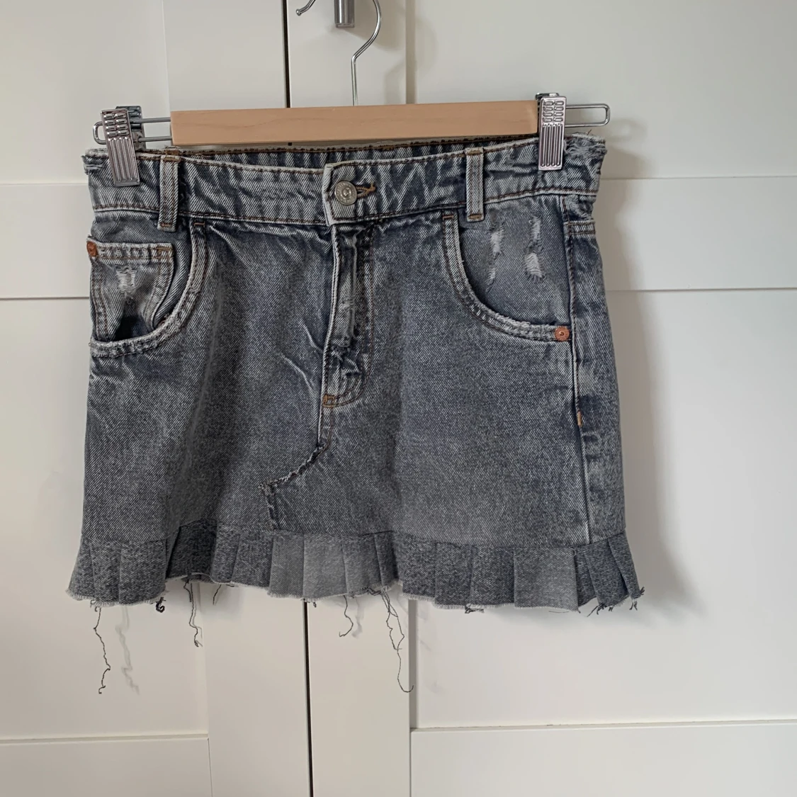 Grå jeanskjol med rå kant från Zara