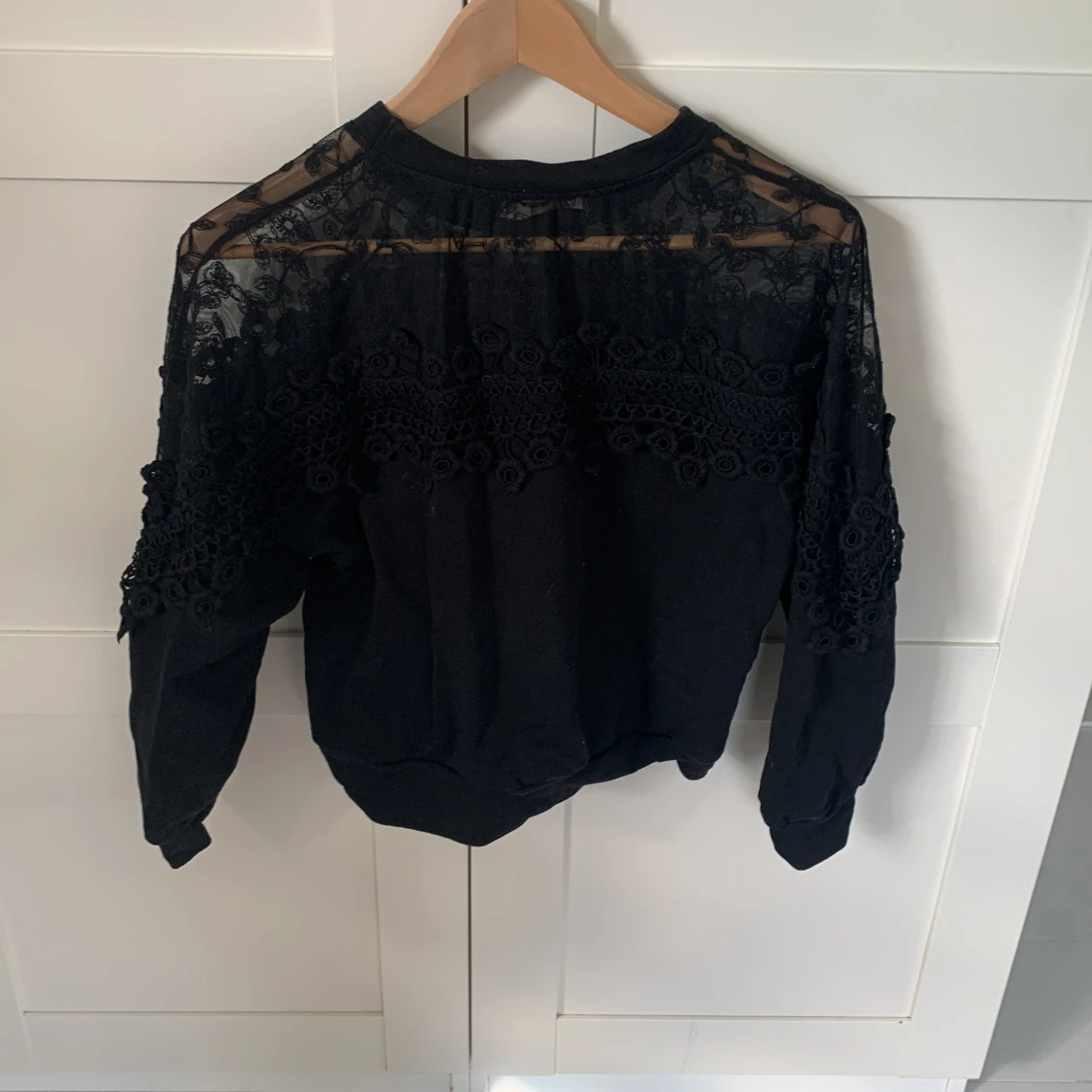 Svart spetsdetaljerad tröja  - 1