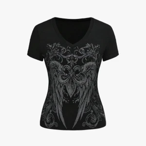 Svart t-shirt med vingar och glitter - Cool svart t-shirt med v-ringning och korta ärmar. Trycket har detaljerade grå vingar och ornament, plus glittriga accenter som ger extra edge. Materialet känns mjukt och stretchigt, troligtvis bomull eller polyester. Passformen är normal och designen är riktigt unik.