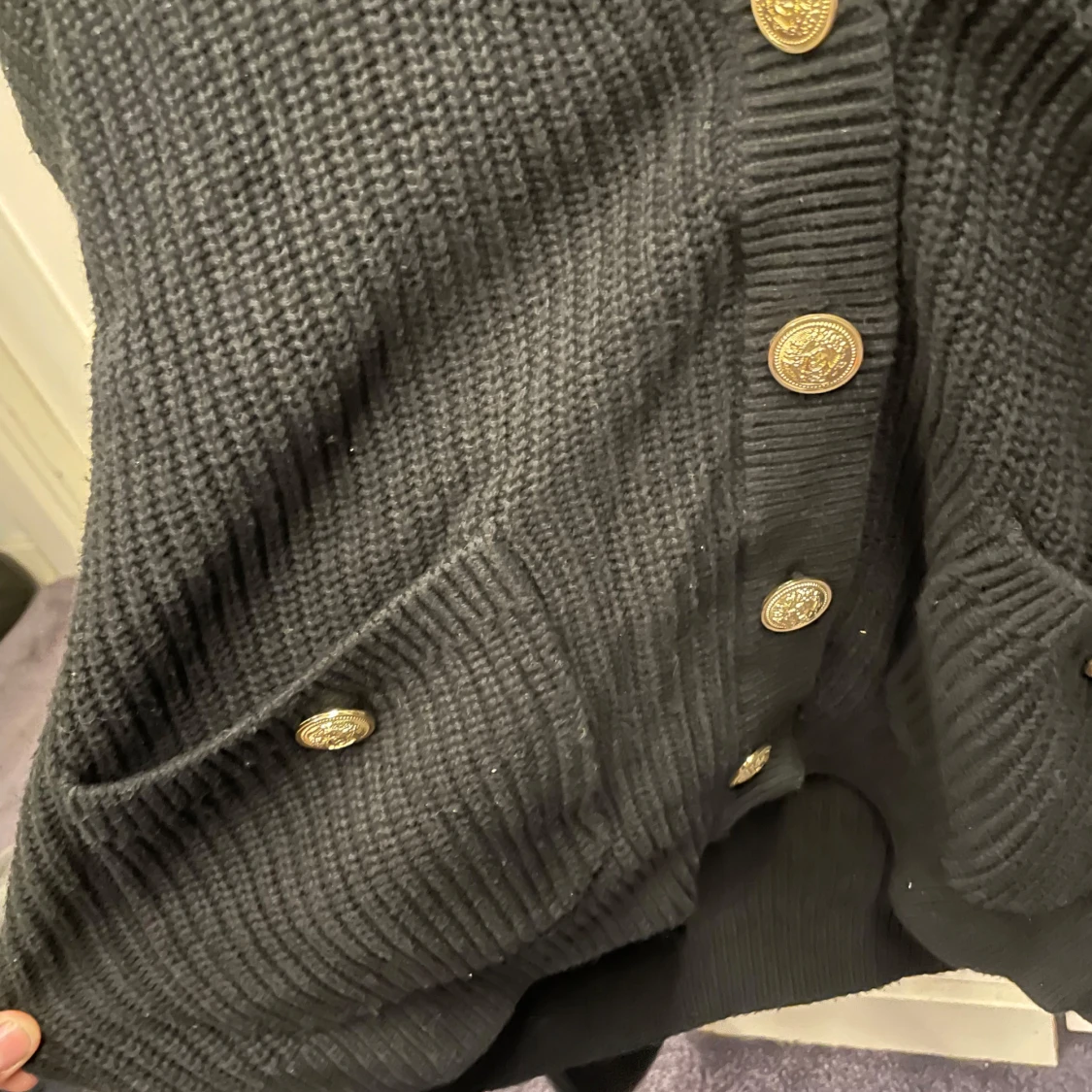 Svart stickad kofta från H&M med guldknappar - 2