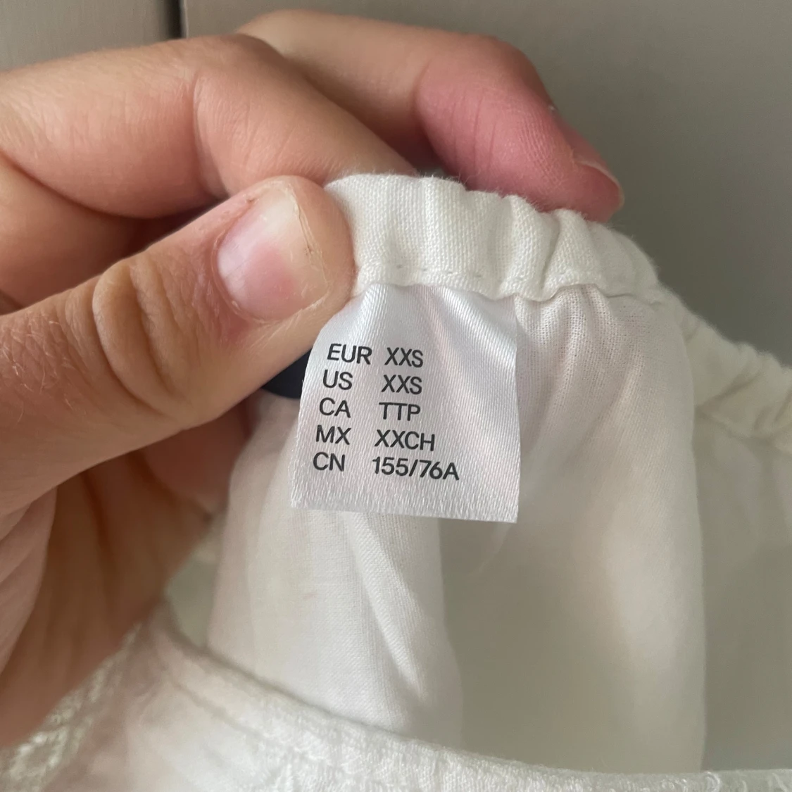 Vit sommarklänning med spetsdetaljer - 1