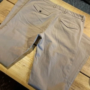 Chinos frånnHampton Republic  - Som nya super fina Chinos från Hampton Republic  Färg beige Storlek 34/34  En knapp fattas i en av fickan på banken