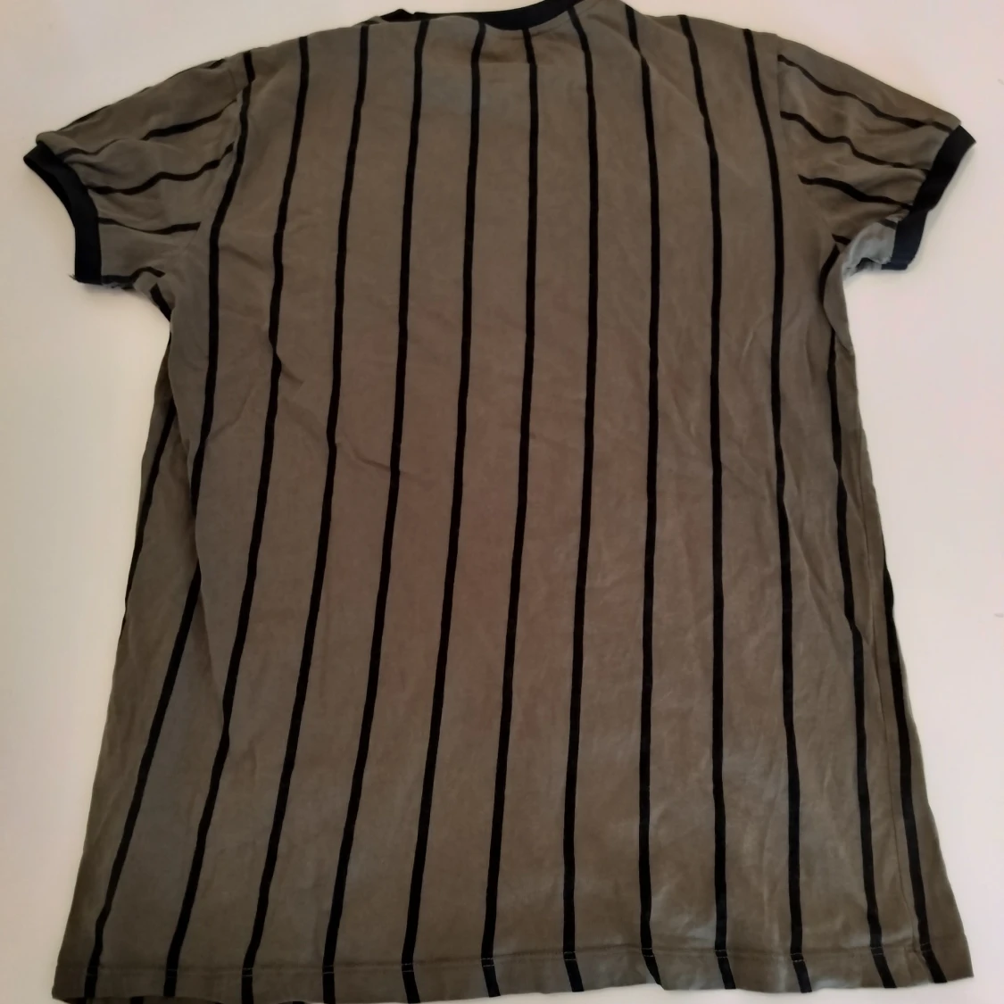 Randig grå t-shirt med svart brodyr - 1