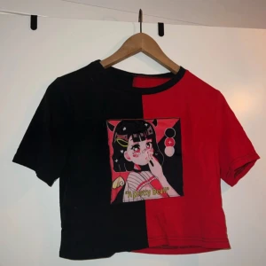 Svart och röd anime T-shirt  - Cool T-shirt i svart och rött med anime/manga tryck. 