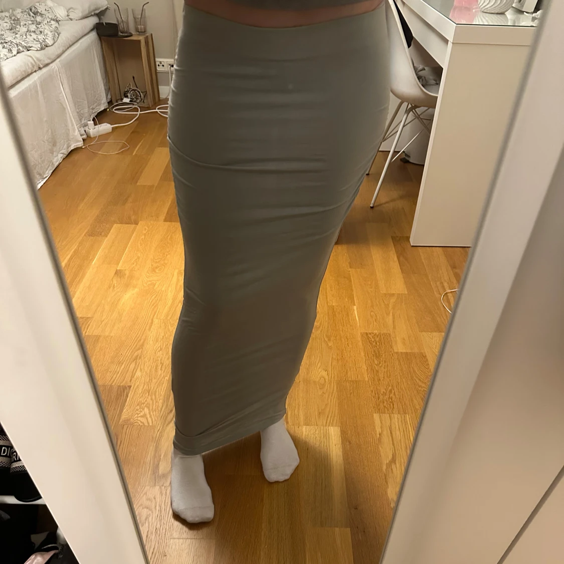 Lång grön tight kjol