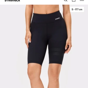 Svarta träningsshorts från Stronger - Svarta, högmidjade cykelbyxor från Stronger, med praktisk ficka baktill för mobilen. Väldigt bra skick och inga defekter. Stl Xs. Kontakta mig vid fler bilder eller vid intresse!💕💕