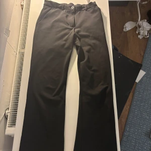 Svarta kostymbyxor med raka ben - Svarta kostymbyxor. Kostymbyxorna är i straight och lite bootcut. Priset kan diskuteras och storleken är xs💕