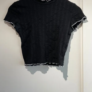 Svart ribbad croppad topp - Söt topp som är i gott skick💞