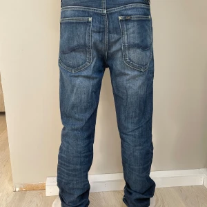Levi's 501 blå jeans straight fit - Klassiska mörkblåa Lee jeans använda kanske 10 gånger och väldigt bra skick, den är lite missfärgad i fickan på insidan men det är inget man ser, vet inte om de ska vara så eller inte för det var så när jag köpte jeansen