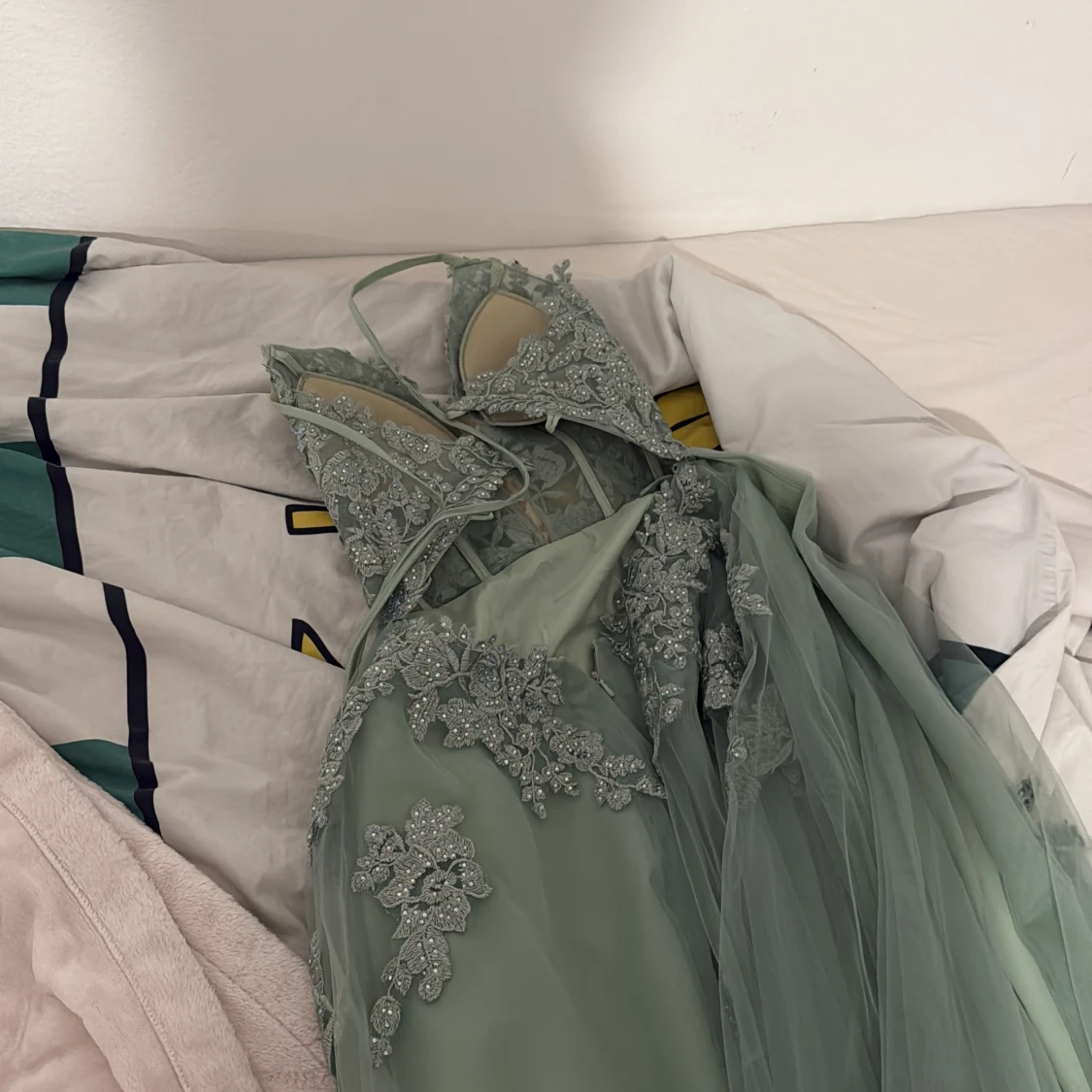 Ljusgrön långklänning med spetsdetaljer - 2