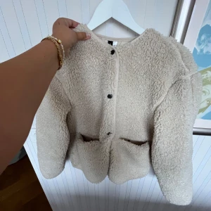 Beige teddyjacka från HM - Säljer min teddyjacka från HM i storlek XXS