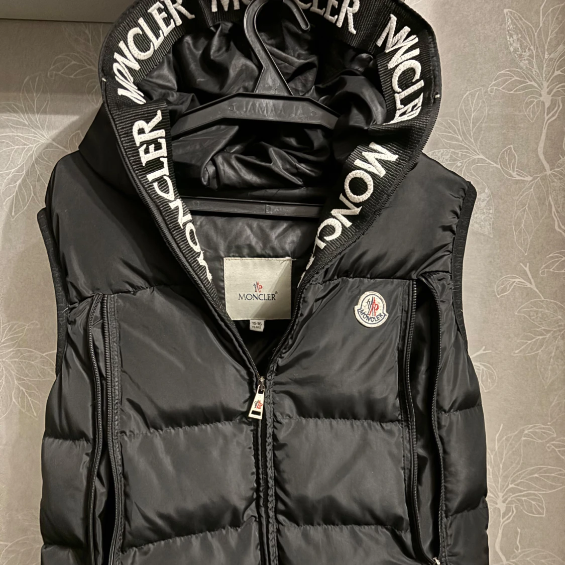 Svart dunväst från Moncler med huva - 1