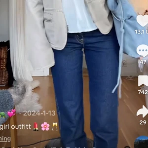 Levis raka blå jeans - Klassiska Levis  jeans i mellanblå tvätt med raka ben och normal passform. Jeansen har tydliga kontrastsömmar, fem fickor och den ikoniska Levis-lappen bak. Perfekta för dig som gillar en tidlös och avslappnad look, storlek, 28/30 