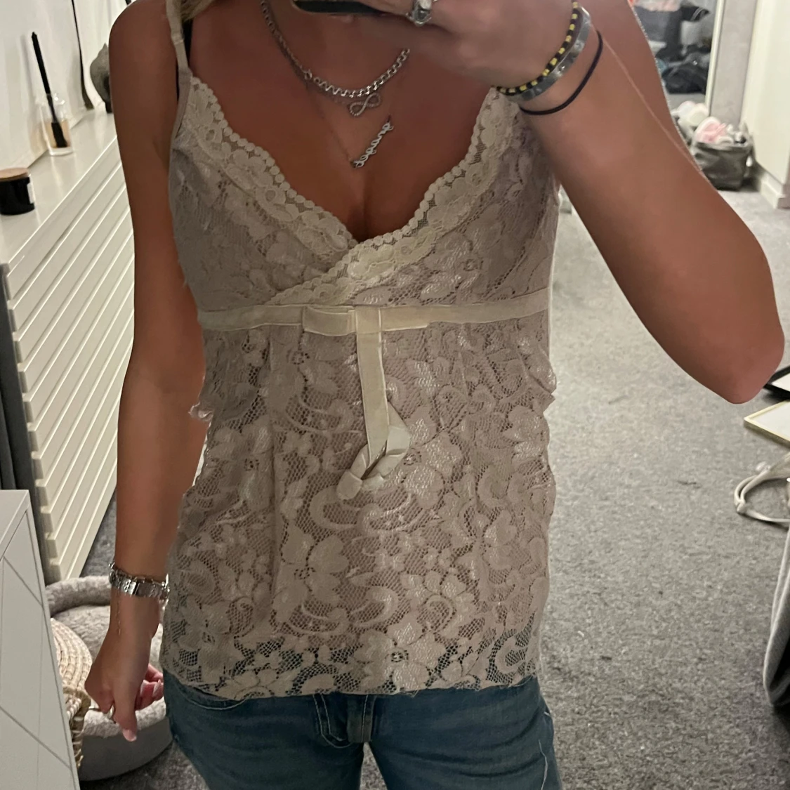 Beige spetslinne med rosett