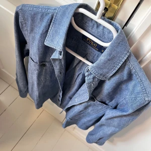 Ralph Lauren overshirt  - Storlek S men skulle rekommendera för runt 160-170 ish. Alldeles för liten på mig som är 180,75 kg. Kom med frågor! Inga defekter✌️